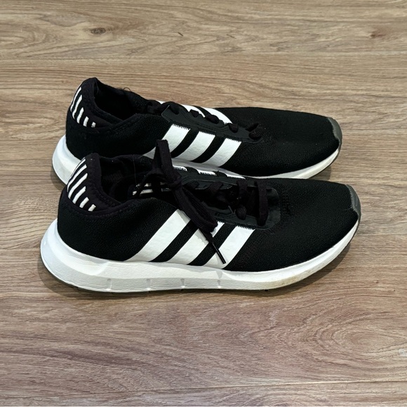 Shoes - Adidas Tennis Shoes